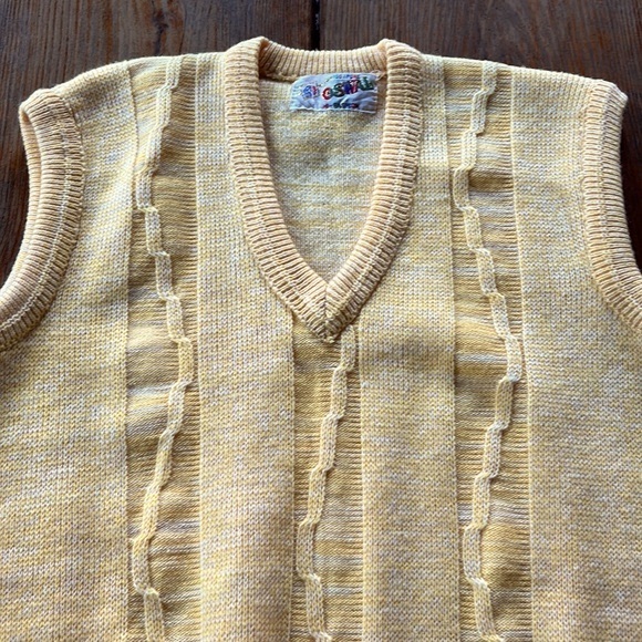 Vintage 100% pure OSWAL hi-fashion yellow textured knit sweater vest - Picture 2 of 5
